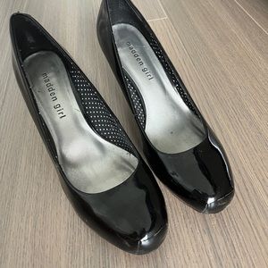 Shiny black pumps (ideal for work)